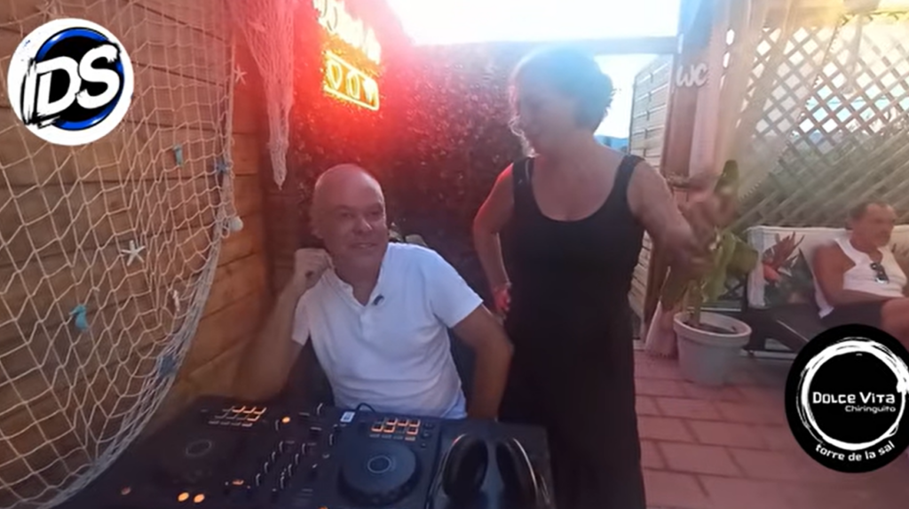 Usa descripciones optimizadas como: "David Serrano DJ pinchando tributo a Michael Jackson en Chiringuito Dolce Vita Cabanes Castellón".